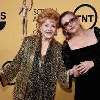 Carrie Fisher dan Debbie Reynolds meninggal di waktu yang berdekatan dan disemayamkan secara bersamaan di rumah duka di kediaman Carrie yang berlokasi di Beverly Hills, California. Prosesi ini dilakukan secara tertutup. (AFP/Bintang.com)