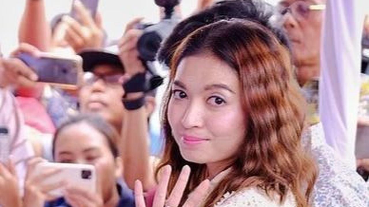 Sementara riasan wajahnya tampak natural lantaran ibu dua anak ini memilih lipstik berwarna pink.