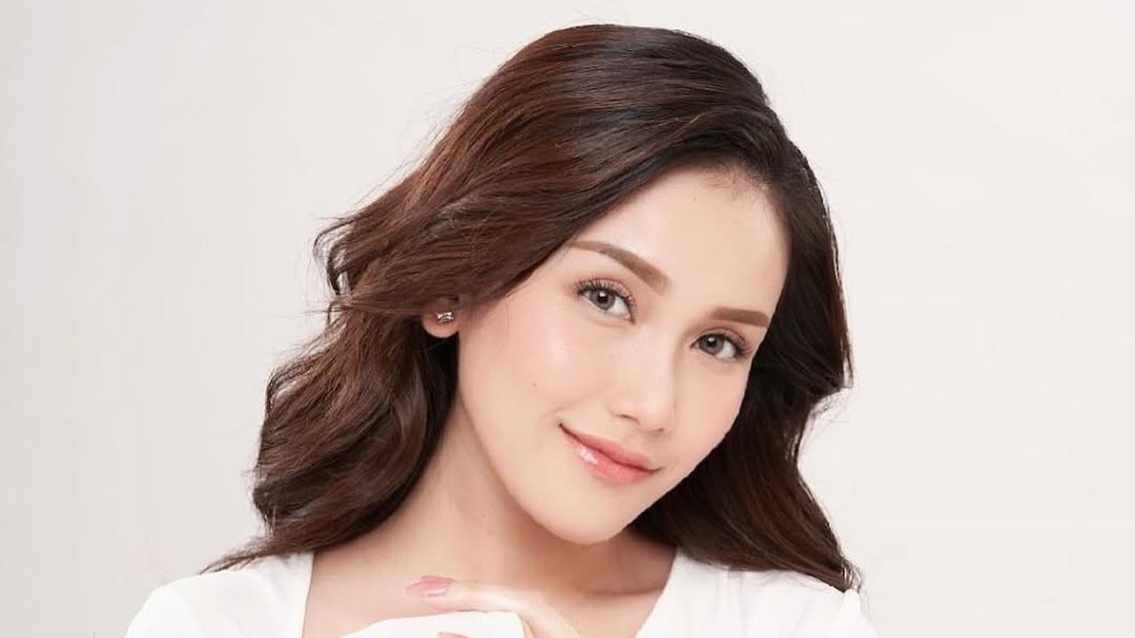 Potret Ayu Ting Ting dalam Balutan Baju Putih dan Makeup Natural, Tampak Flawless