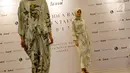Model mengenakan busana koleksi Kami Idea Raya Presentation 2017 di Jakarta, Selasa (23/5). (Liputan6.com/Immanuel Antonius)