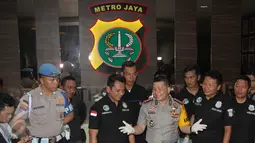Kapolres Metro Jakarta Barat, Kombes Pol Roycke Langie memberikan keterangan pers terrait penangkapan artis Ridho Rhoma di Mapolres Jakarta Barat, Sabtu (25/03). RR dan S telah diintai polisi sejak 2 bulan. (Liputan6.com/Herman Zakharia)