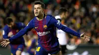 Pemain Barcelona Philippe Coutinho melakukan selebrasi usai mencetak gol ke gawang Valencia dalam pertandingan Copa del Rey di stadion Mestalla di Valencia (8/2). Philippe Coutinho mencetak gol perdananya untuk Barca. (AP Photo/Alberto Saiz)