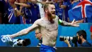 Kapten timnas Islandia, Aron Gunnarsson melakukan selebrasi dengan melepaskan jersey usai menyingkirkan Inggris di babak 16 besar Piala Eropa 2016, Selasa (28/6) dini hari. Inggris takluk 1-2 meski sempat unggul terlebih dahulu. (REUTERS/Michael Dalder)
