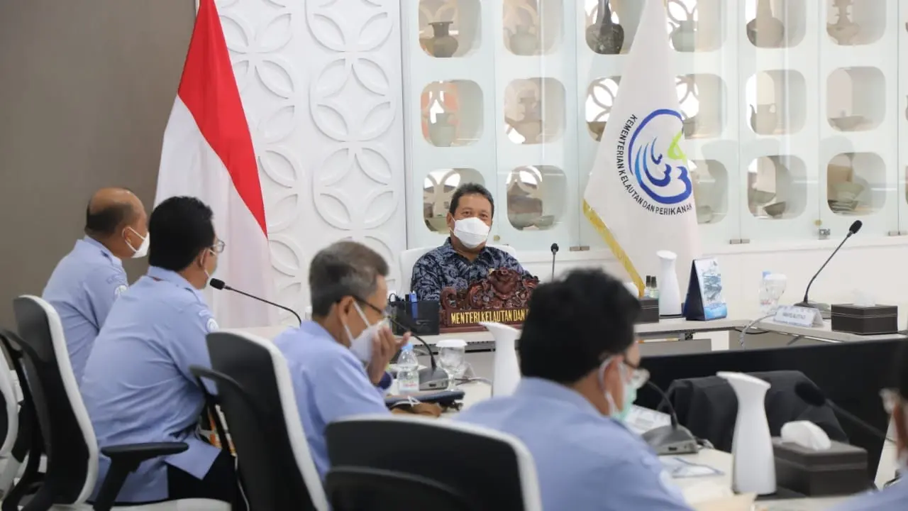 Menteri Kelautan dan Perikanan, Sakti Wahyu Trenggono saat memimpin rapat di KKP
