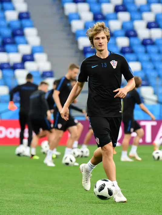 Bek Kroasia, Tin Jedvaj mengiring bola saat latihan di stadion Nizhny Novgorod di Nizhny Novgorod, Rusia, (20/6). Kroasia akan bertanding melawan Argentina pada lanjutan grup D Piala Dunia 2018. (AP Photo / Martin Bernetti)