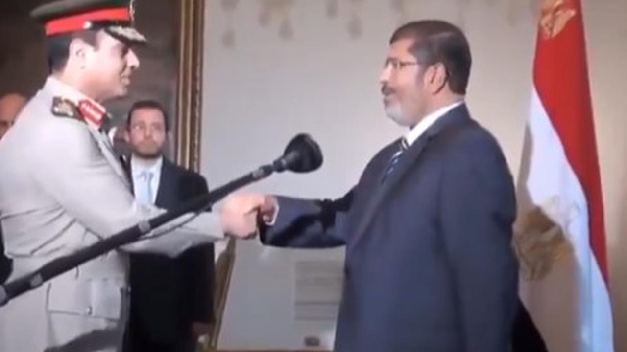 Momen Lawas Abdel Fattah el-Sisi Dilantik Presiden Mesir Mohamed Morsi Jadi Menhan, Kemudian Hari Malah Berkhianat Mengkudeta