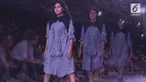 Saat berjalan di atas catwalk Awkarin diabaikan model-model lain. Video ini ramai diperbincangkan warganet.