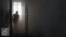 Petugas sedang memadamkan api yang membakar rumah yang dijadikan Sekretariat RT,  Kebayoran Baru, Jakarta Selatan, Rabu (26/08/15). Penyebab kebakaran belum diketahui tidak ada korban jiwa dalam kebakaran tersebut. (Liputan6.com/Gempur M Surya)