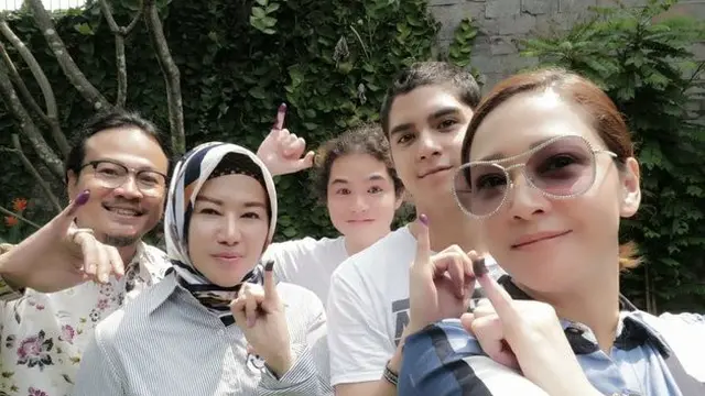 7 Potret Pinky Evianty, Kakak Maia Estianty yang Kini Berhijab