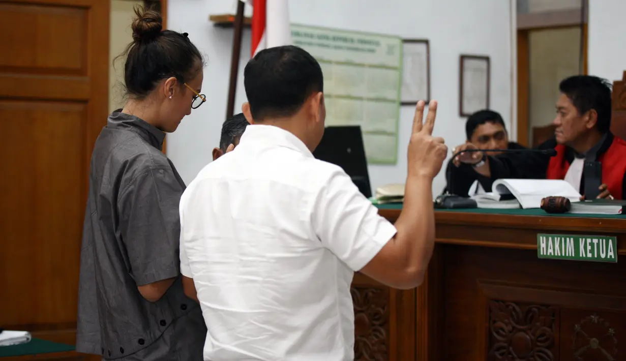 Saat ditanya terkait senjata api dalam kasus pria yang dikenal sebagai guru spiritual itu, ia mengungkapkan yang sebenar-benarnya. Dan tidak ada yang ditutup-tutupi. (Nurwahyunan/Bintang.com)