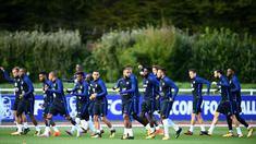 Para pemain Prancis melakukan pemanasan sebelum berlatih di Clairefontaine-en-Yvelines, (3/10/2017). Prancis melakukan persiapan jelang melawan Bulgaria. (AFP/Franck Fife)