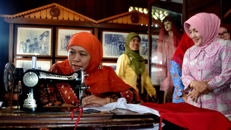 Jahit Bendera Dirumah Fatmawati Sukarno Mensos Khofifah Gemetar