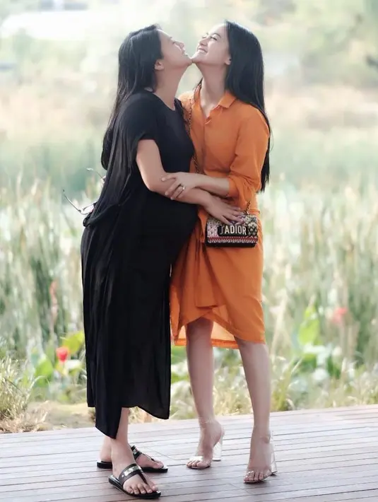 Ririn Ekawati dan Rini Yulianti