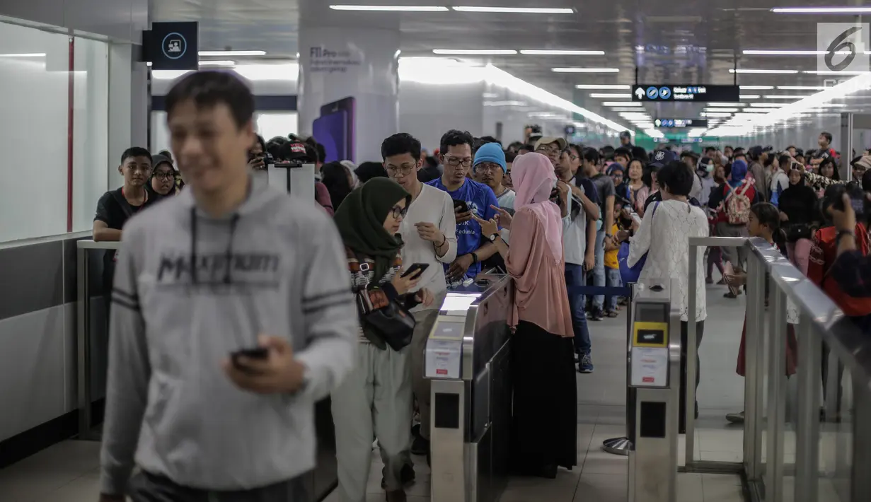 Warga melewati mesin tiket MRT di pintu masuk Stasiun MRT Bundaran HI, Jakarta, Minggu (24/3). Moda Raya Terpadu (MRT) Jakarta Fase 1 dengan rute Bundaran HI - Lebak Bulus resmi beroperasi. (Liputan6.com/Faizal Fanani)