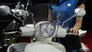 Seorang model bergaya di sisi motor Peugeot yang dipamerkan di Indonesia International Motor Show 2015 di JI Expo Kemayoran Jakarta, Rabu (19/8/2015). Puluhan merek kendaraan ternama ikut ambil bagian dalam IIMS 2015. (Liputan6.com/Helmi Fithriansyah)
