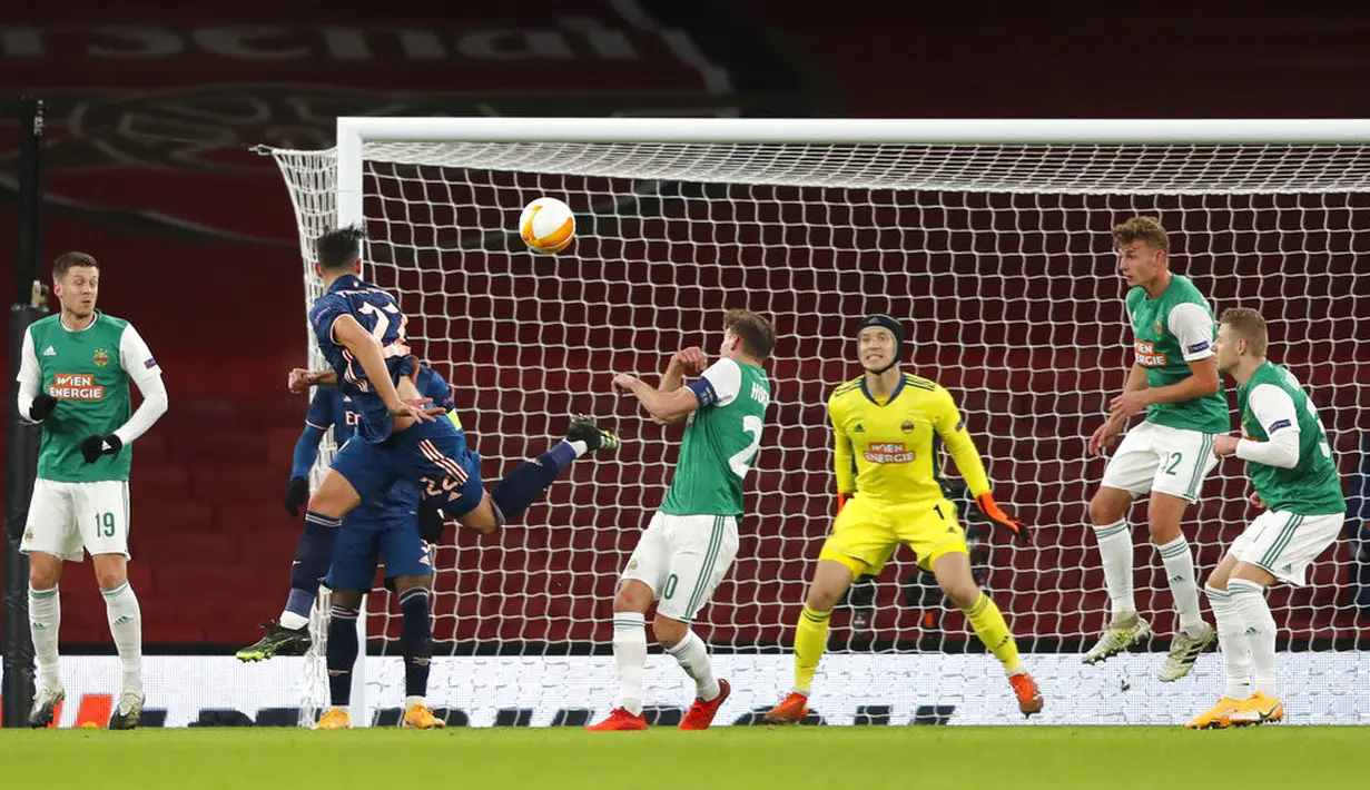 Pemain Arsenal Pablo Mari (kedua kiri) menyundul bola saat mencetak gol ke gawang Rapid Wien pada pertandingan Grup B Liga Europa di Emirates Stadium, London, Inggris, Kamis (3/12/2020). Arsenal menyegel status juara Grup B Liga Europa usai menaklukkan Rapid Wien 4-1. (AP Photo/Frank Augstein)