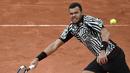 Jo-Wilfried Tsonga beraksi dengan kostum bertema zebra saat melawan Jan-Lennard Struff  berlaga pada Prancis Terbuka 2016 di Roland Garros, Paris, (24/5/2016). (AFP/Philippe Lopez)