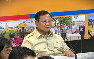 Presiden Prabowo Subianto menggelar rapat terbatas bersama sejumlah anggota Kabinet Merah Putih di posko terpadu penanganan bencana banjir di Lanud Sultan Iskandar Muda, Provinsi Aceh, Minggu (7/12/2025) malam. (Foto: Liputan6.com/Lizsa Egeham).