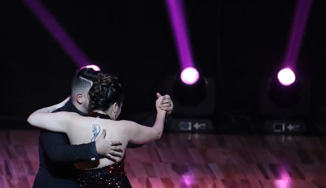 Sebastian Bolivar dan Cynthia Palacios, dari Argentina saat berkompetisi dalam babak final Kejuaraan Dunia Tari Tango di Buenos Aires, Selasa (20/8/2019). Kompetisi tahunan ini dihadiri peserta dari berbagai negara. (AP Photo/Natacha Pisarenko)