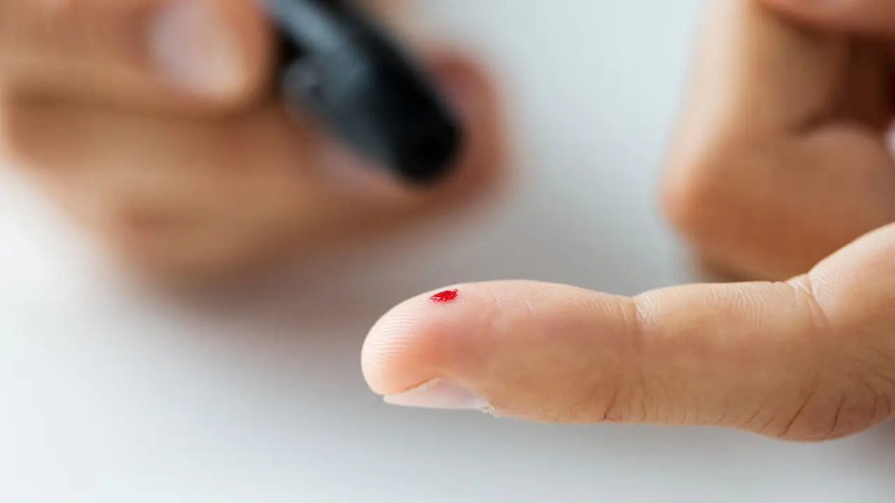 Benarkah Tusuk Jari dengan Jarum Bisa Atasi Stroke?