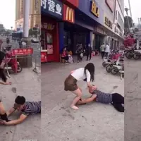 Nggak mau kehilangan pacarnya, cowok ini melakukan aksi nekat dengan guling-gulingan di jalanan dan disaksikan banyak orang. 

