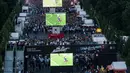 Suporter menonton laga semifinal piala eropa 2016 antara Prancis melawan Jerman lewat layar raksasa di Brandenburg Gate, Berlin, Jerman, (07/7/2016). (EPA/Paul Zinken)