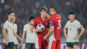 Pemain Timnas Indonesia, Jay Idzes memberikan bola kepada Ole Romeny untuk mengeksekusi tendangan penalti dalam laga lanjutan putaran ketiga Kualifikasi Piala Dunia 2026 melawan China di Stadion Utama Gelora Bung Karno (SUGBK), Senayan, Jakarta, Selasa (05/06/2025). (Bola.com/Bagaskara Lazuardi)