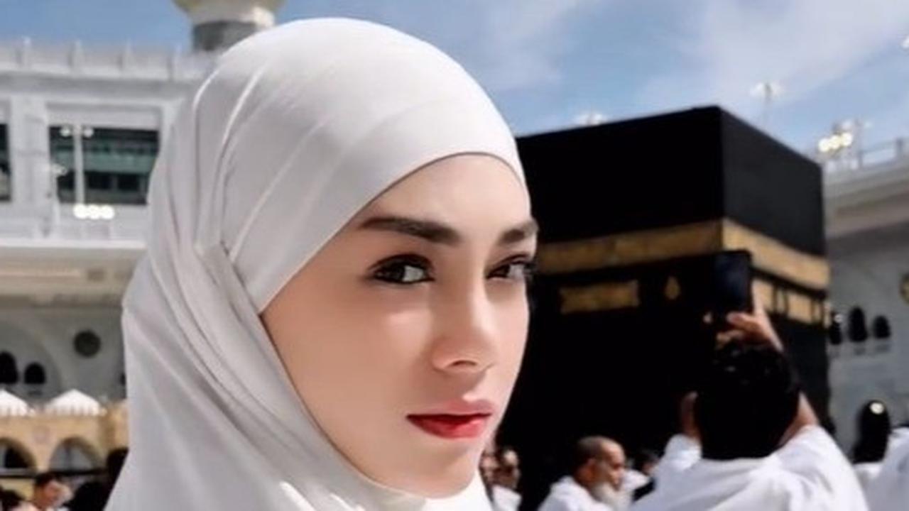 9 Potret Celine Evangelista Menangis Bisa Menyentuh Ka'bah saat Umrah Perdana, Tetap Cantik Meski Pakai Cadar