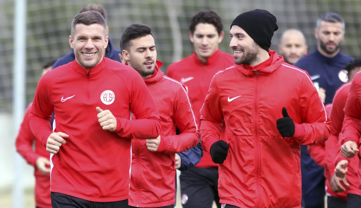 Penyerang baru Antalyaspor, Lukas Podolski bersama rekan-rekannya melakukan pemanasan saat mengikuti latihan di Antalya, Turki (27/1/2020). Pihak klub memberi kontrak Podolski dengan durasi 18 bulan. (AP Photo)