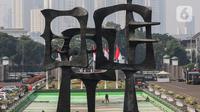 Petugas membersihkan area depan Gedung MPR/DPR/DPD yang meliputi Kolam, Halaman, Lobi gedung Nusantara  Jakarta, Rabu (29/7/2020). Menjelang bulan Agustus yang juga Perayaan Kemerdekaan RI, Parlemen bersolek menyambut sidang Tahunan yang diselenggarakan 14 Agustus 2020. (Liputan6.com/Johan Tallo)