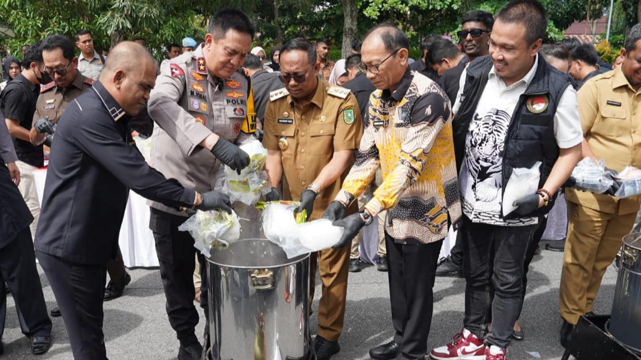 Puluhan Kilogram Narkoba di Riau Dimusnahkan, Dimasak Pakai Cairan Pembersih Lantai