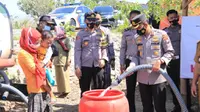Polres Tuban dropping air bersih untuk warga terdampak kekeringan. (Ahmad Adirin/Liputan6.com)