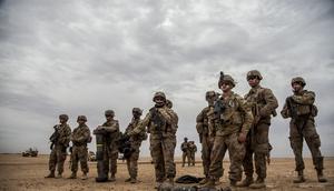 Tentara Amerika berdiri selama latihan bersama dengan Pasukan Demokrat Suriah di pedesaan Deir Ezzor di timur laut Suriah (8/12/2021). Puluhan tentara Amerika dan Pasukan Demokrat Suriah berpartisipasi dalam latihan bersama satu hari.  (AP Photo/Baderkhan Ahmad)