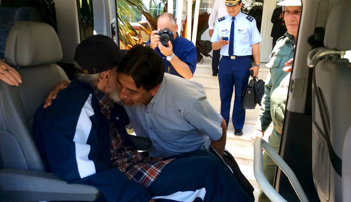 Fidel Castro saat disambut Menteri Luar Negeri Bolivia David Choquehuanca (kanan) di Havana , Kuba, Kamis (13/8/2015). Fidel Castro merayakan ulang tahunnya yang ke 89 kemarin. (REUTERS/Bolivia Presidency)