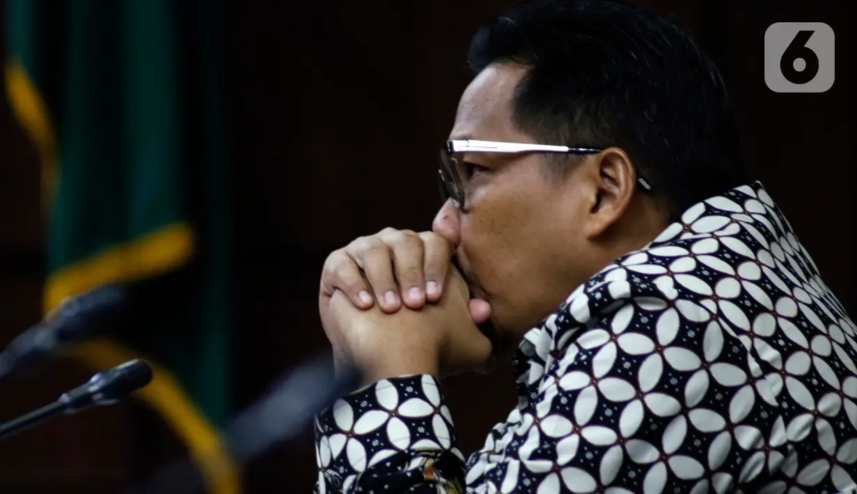 Terdakwa dugaan gratifikasi terkait kerjasama jasa pelayaran Bowo Sidik Pangarso menyimak keterangan saksi saat sidang lanjutan di Pengadilan Tipikor, Jakarta, Rabu (2/10/2019). Sidang mendengar keterangan Bupati Minahasa Selatan Christiany Eugenia Paruntu. (Liputan6.com/Helmi Fithriansyah)