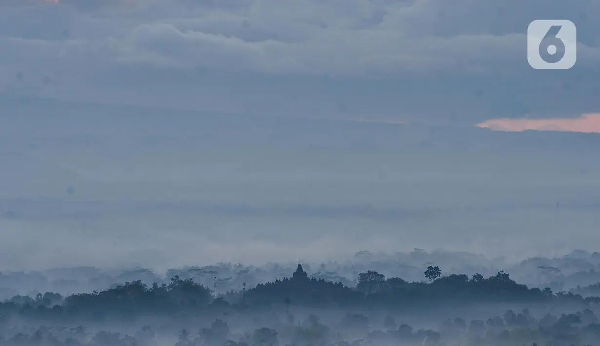 <p>Pemandangan Candi Borobudur saat matahari terbit atau sunrise di Punthuk Setumbu, Karangrejo, Magelang, Jawa Tengah, Senin (16/5/2022). Punthuk Setumbu menjadi destinasi favorit di Jawa Tengah, terlebih saat libur Waisak yang terkenal dengan keindahan alam Candi Borobudur dan sekitarnya saat matahari terbit. (merdeka.com/Iqbal S. Nugroho)</p>