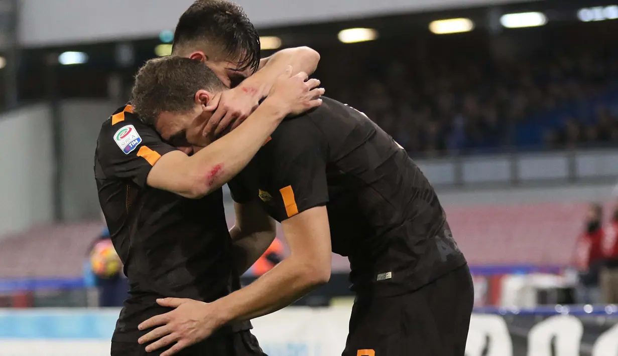 Stiker AS Roma Edin Dzeko merayakan golnya saat melawan Napoli pada pertandingan Liga Italia Serie A di stadion San Paolo di Naples, Italia (3/3). Empat gol Serigala Roma dicetak Cengiz Under, Edin Dzeko (dua gol), dan Perotti. (Ciro Fusco / ANSA via AP)