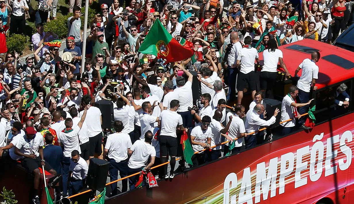 Suasana penyambutan Cristiano Ronaldo dan tim kesebelasan di kawasan Pombal Square, Portugal, Senin (11/7). Ronaldo dkk disambut bak pahlawan oleh pendukung mereka di kota Lisbon. (REUTERS / Rafael Marchante)