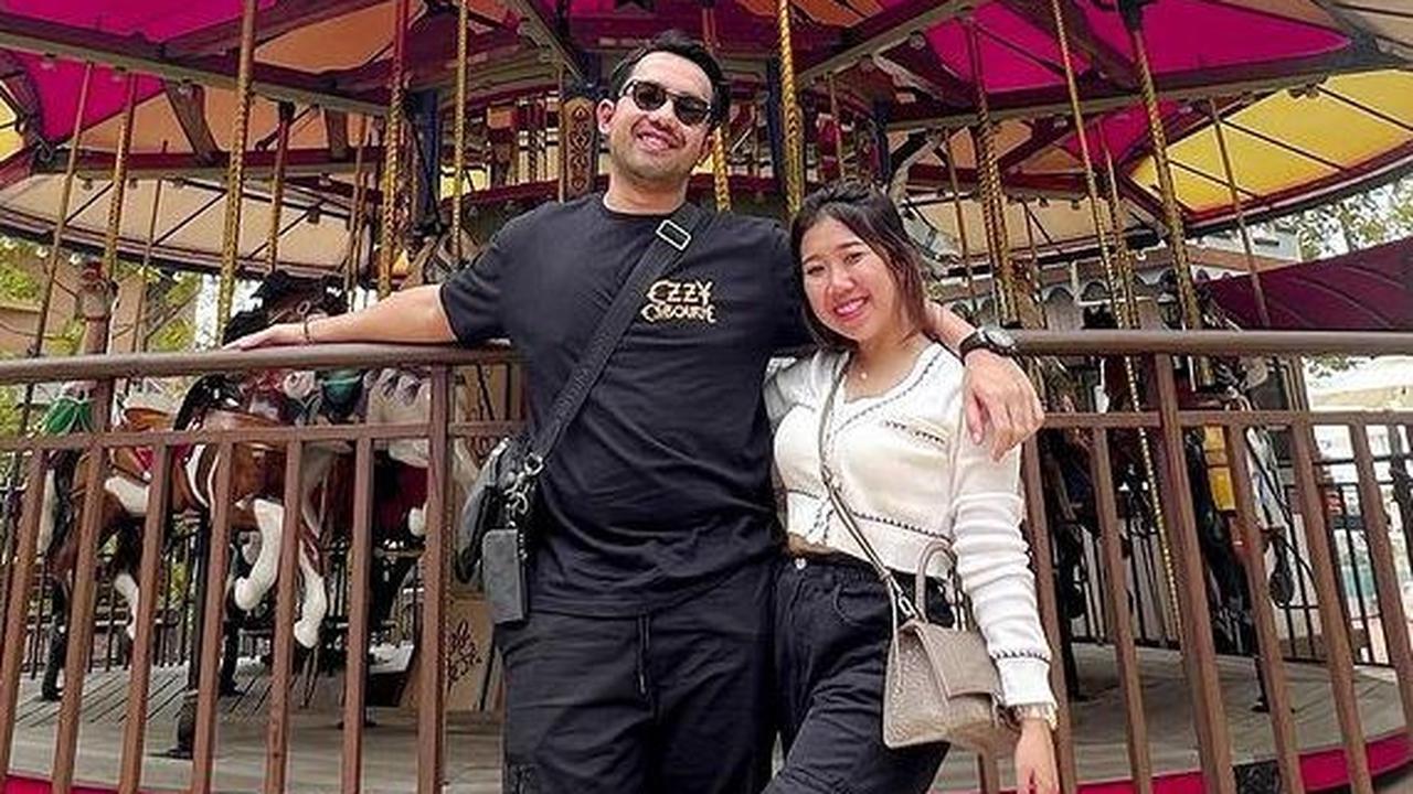Kiky dan Khairi juga mengabadikan momen di depan carousel layaknya adegan drama-drama Korea yang romantis.
