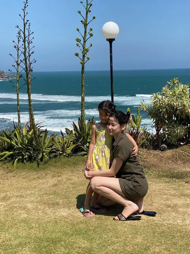 Jadi Ibu Tetap Awet Muda, Ini 6 Potret Iris Wullur Mantan Artis FTV Momong Tiga Anak