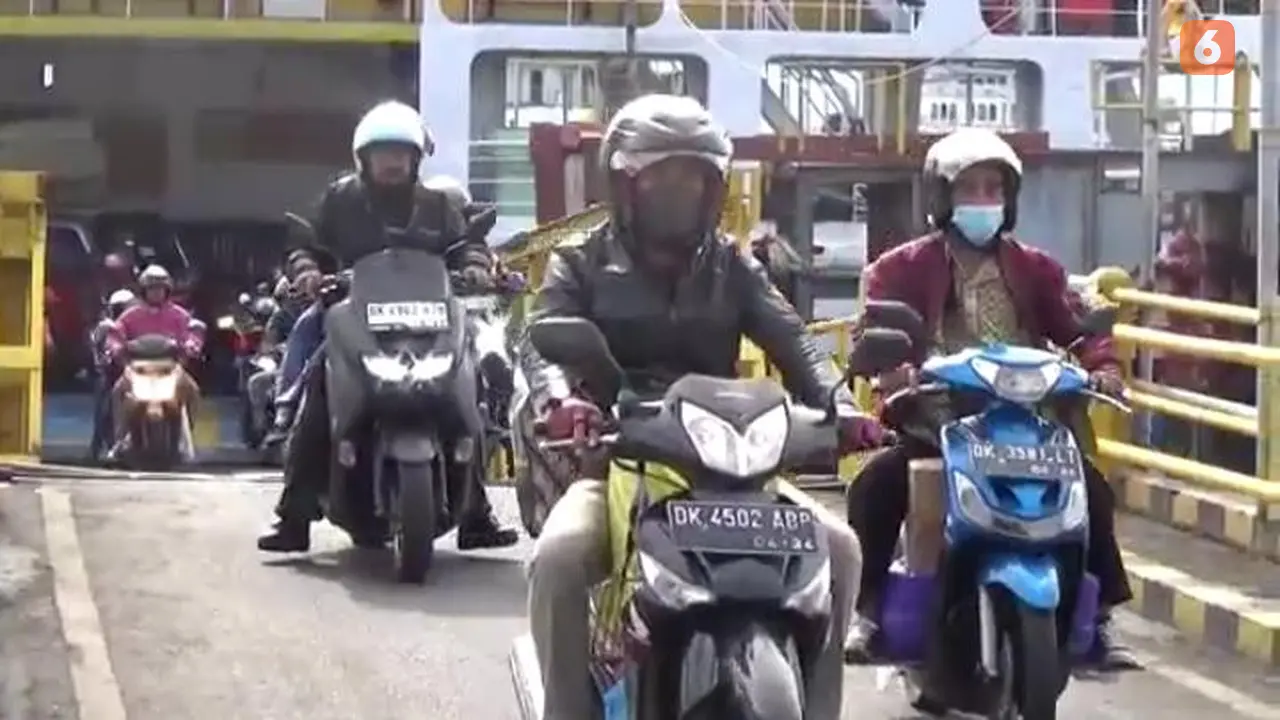 Para pemudik  yang didominasi oleh kendaraan roda dua dan roda empat pribadi  keluar dari kapal  di Pelabuhan Ketapang Banyuwangi (Hermawan Arifianto/Liputan6.com)