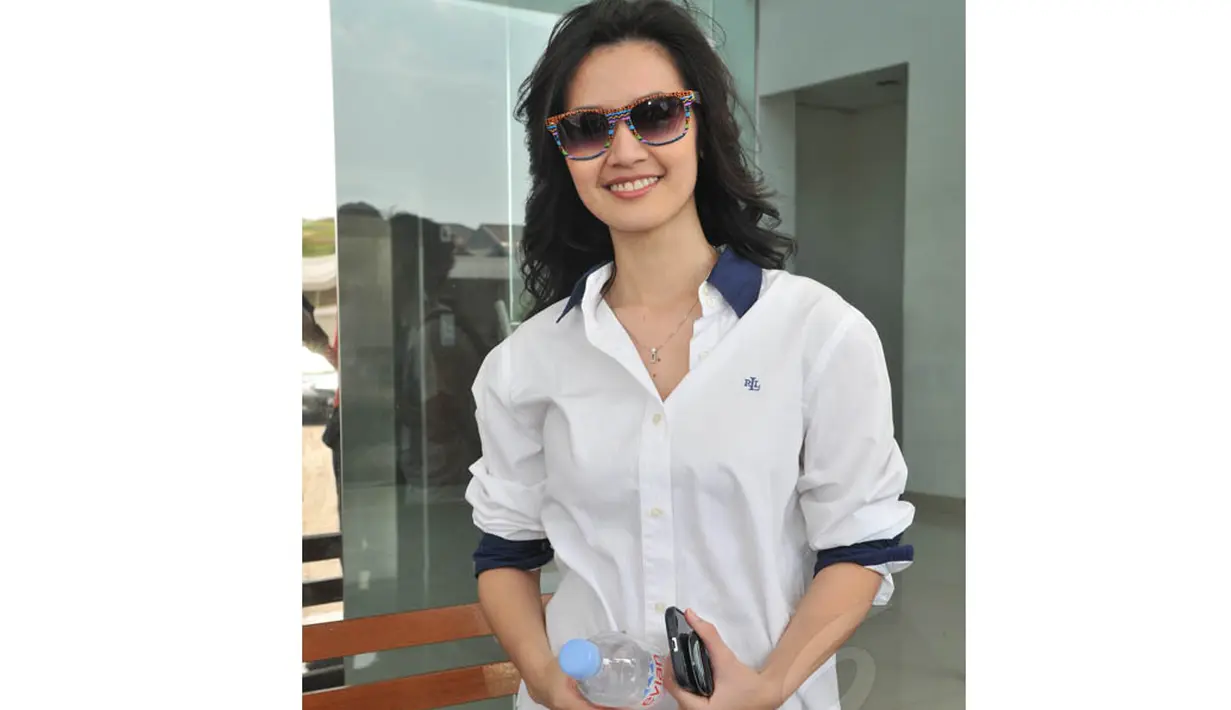 Kakak dari Lia Ananta itu tampak cantik mengenakan kemeja putih dengan riasan tipis. (Liputan6.com/Panji Diksana)