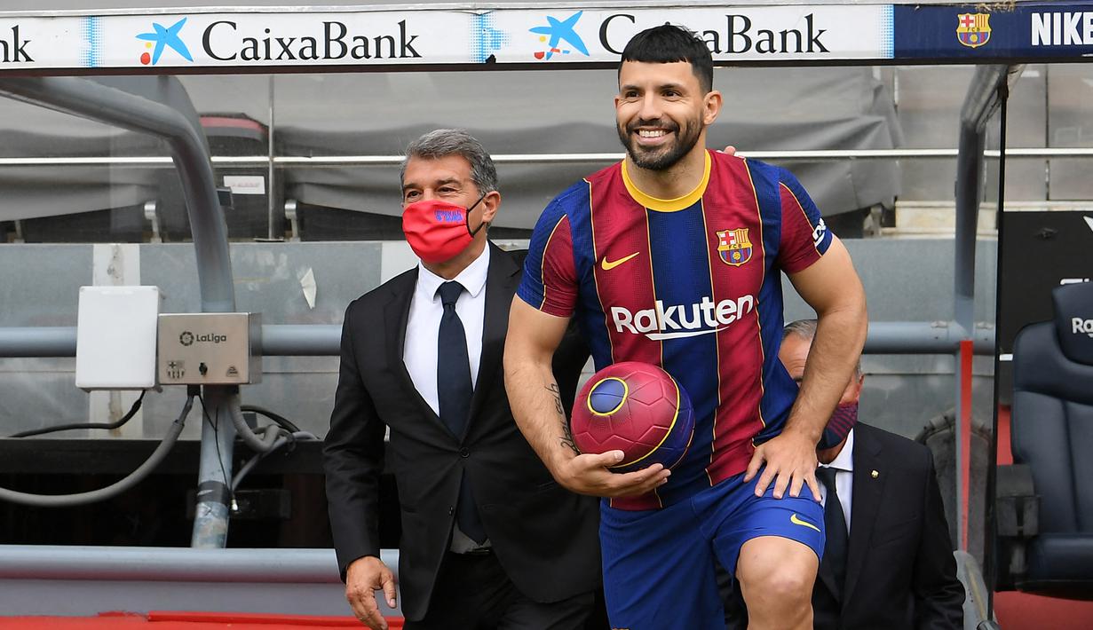 Penyerang: Sergio Aguero. Pemain berusia 33 tahun ini dikontrak Barcelona selama 2 tahun dengan klausul pembelian 100 juta euro usai dilepas gratis Manchester City. Ia juga ingin bermain bersama Lionel Messi, namun akhirnya La Pulga justru meninggalkan Barcelona. (Foto: AFP/Lluis Gene)
