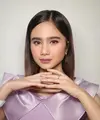 Aktris muda ini tampil memukau dengan riasan wajah bernuansa pink lembut yang memberi kesan romantis sekaligus elegan. [@tissabiani].