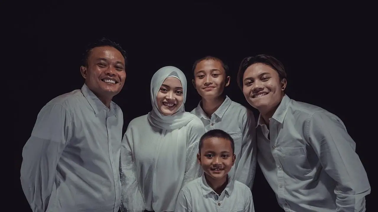 Bandingkan Foto Jadul, Ini 5 Aksi Tik Tok Sule dan Anak-anaknya yang Curi Perhatian