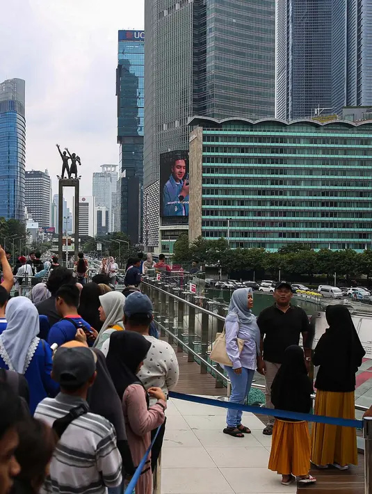 <p>Di pusat kota Jakarta, warga bisa berwisata dengan berfoto berlatar gedung-gedung tinggi dan salah satu monumen ikonik, yakni patung selamat datang. (Liputan6.com/Angga Yuniar)</p>