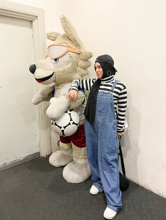 Gaya swag Sajidah Halilintar pakai overall. Ia mengenakan turtleneck bercorak garis hitam-putih, hijab hitam polos, dan topi hitam yang dibalik. Ia menumpuknya dengan overall. [Foto: Instagram/sajidahhalilintar]