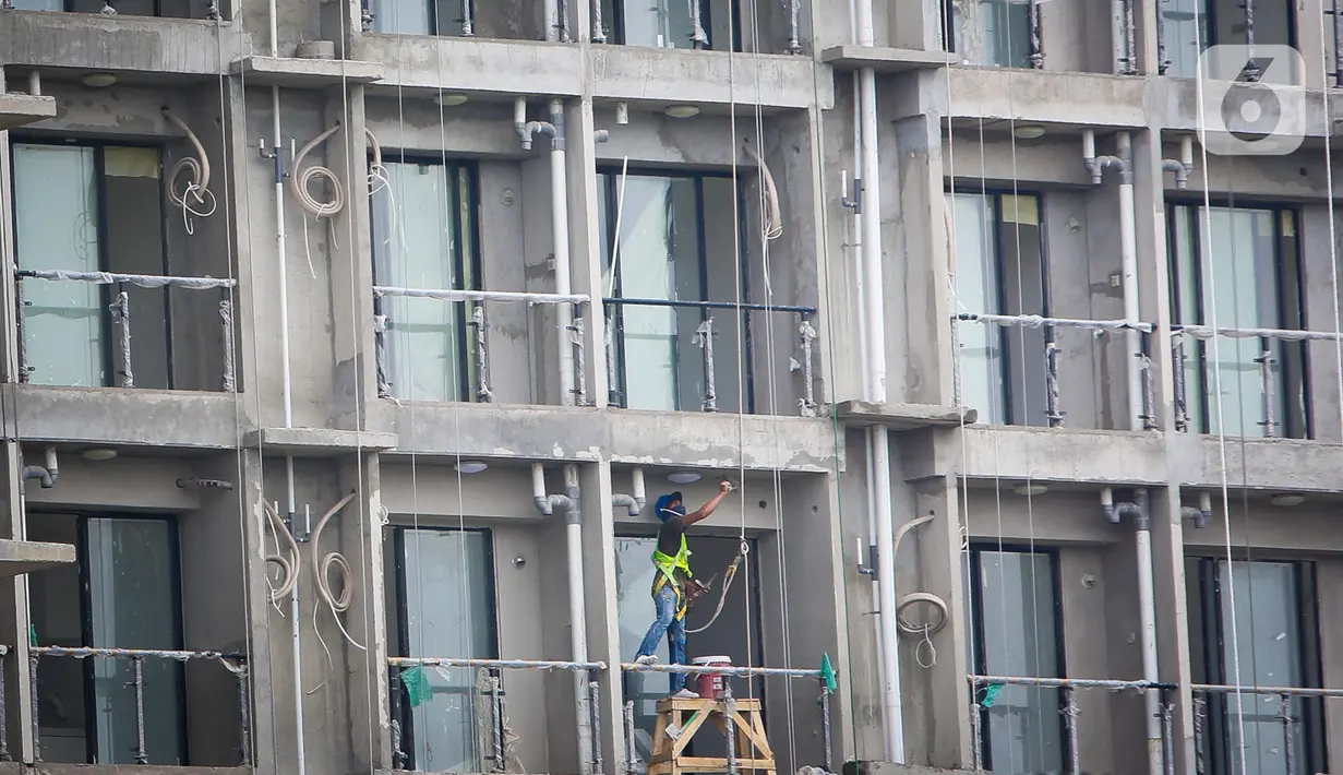 Pekerja menyelesaikan proyek pembangunan apartemen di kawasan Tangerang Selatan, Rabu (25/11/2020). Ekspektasi investor untuk berinvestasi di apartemen berkurang disebabkan turunnya harga sewa apartemen dan stagnansi harga jual. (Liputan6.com/Angga Yuniar)