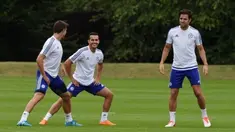 Setelah secara resmi bergabung dengan Chelsea dengan gelontoran dana sebesar 30 juta euro pada Kamis (20/8/2015),  Pedro Rodriguez langsung melakukan latihan di markas Chelsea dengan ditemani Cesc Fabregas. (Chelseafc.com)