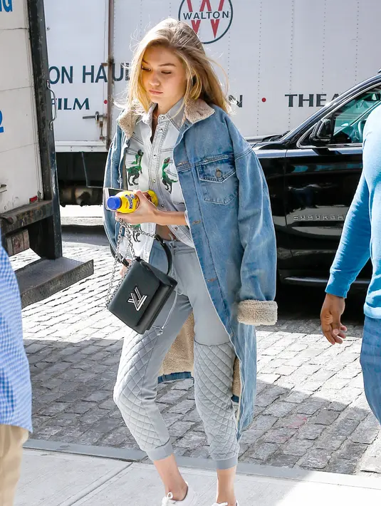 Parka denim membuat Gigi terkesan kasual banget. Apalagi ia memakai sneakers putih yang membuat penampilannya terkesan simple dan apa adanya.  (Foto: Harpersbazaar.com)